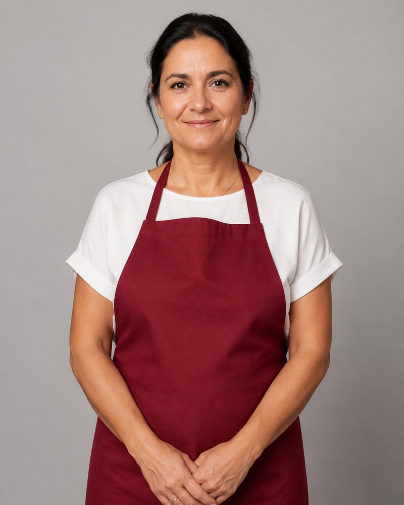 Retrato de Ana Sobral, avental vermelho-escuro liso, fundo cinzento neutro